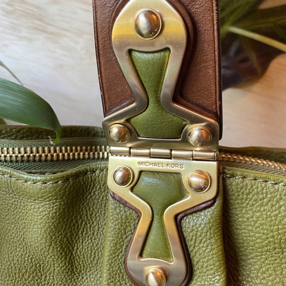 ❌SOLD❌ Vintage Michael Kors Avocado Green Olive Leather Handbag / Chunky Bag - Picture 5 of 13